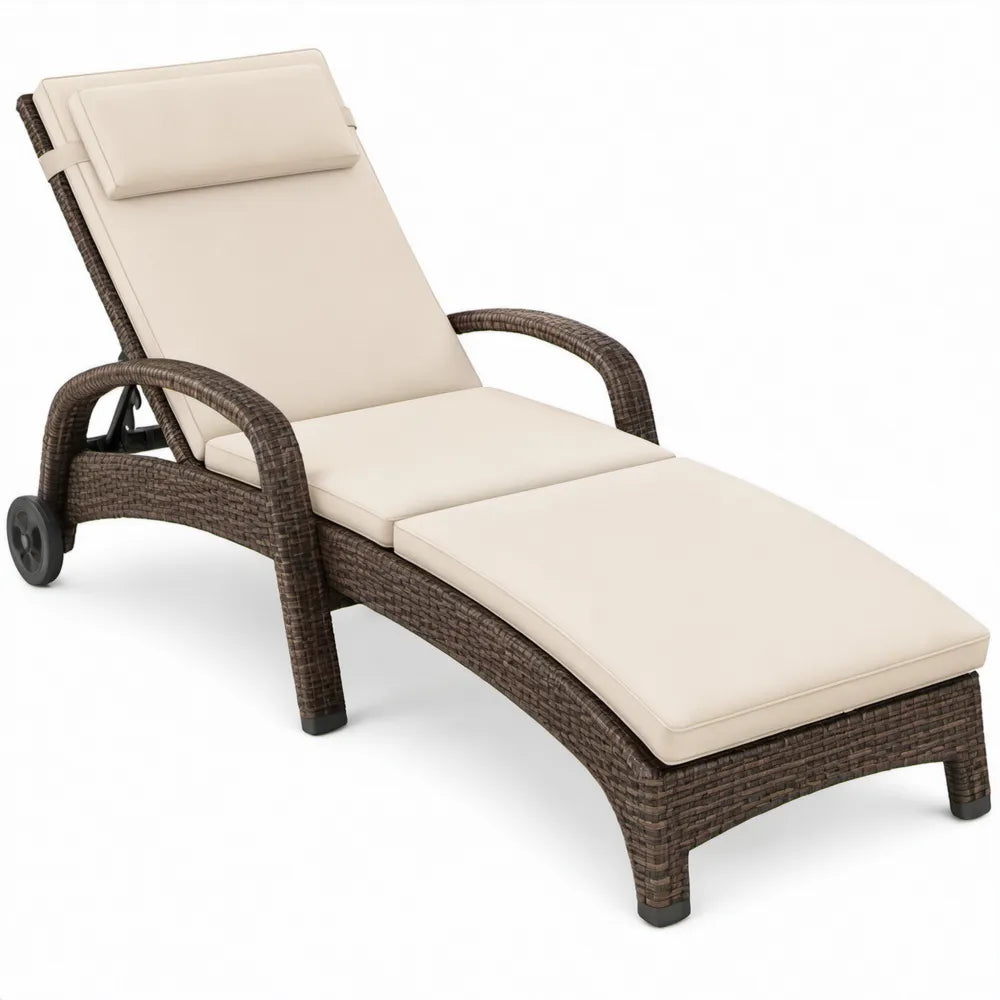 Verstelbaar rattan ligbed met wielen en armleuningen, 198 x 70 cm, bruin met crèmekleurige kussens