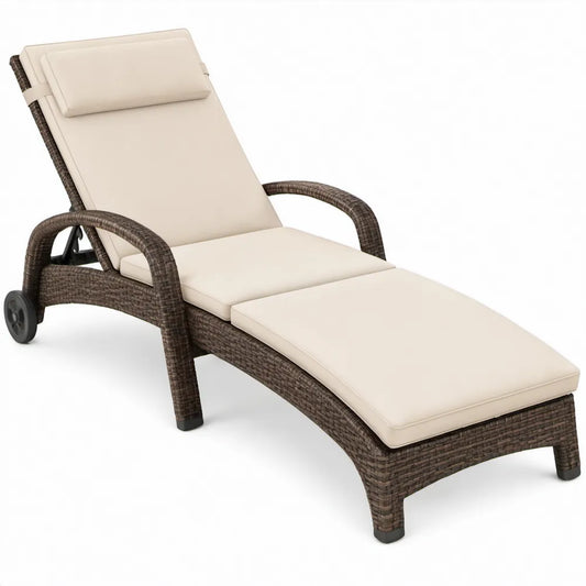 Verstelbaar rattan ligbed met wielen en armleuningen, 198 x 70 cm, bruin met crèmekleurige kussens